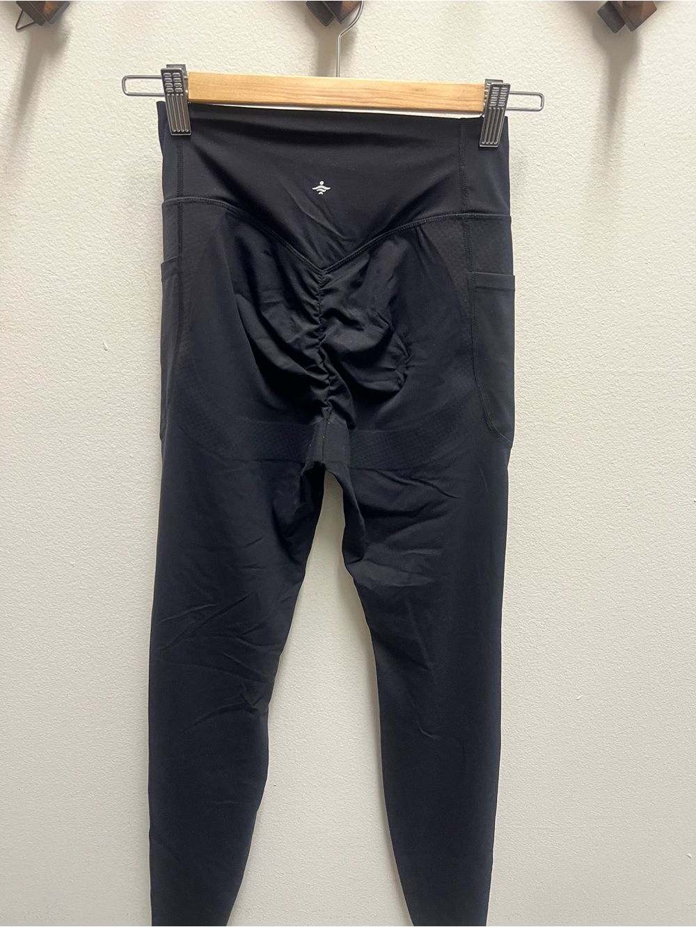 HALARA Black High-Waist Leggings with Side Pockets